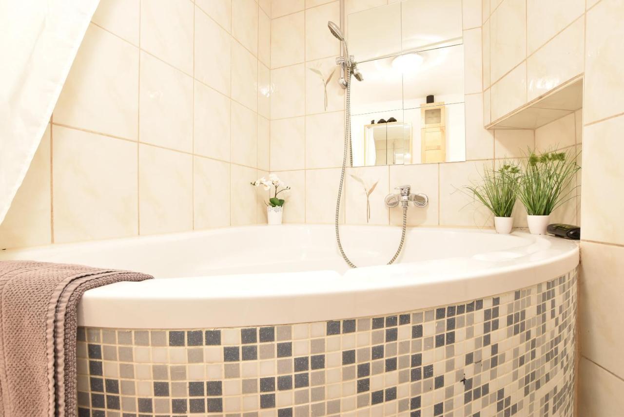 Riesiges Zentrales Apartment Mit Parkplatz Innsbruck Ngoại thất bức ảnh